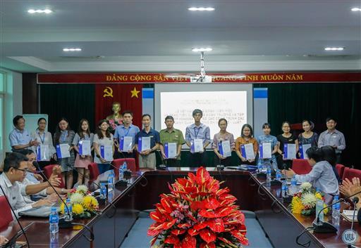 Trường Đại học Kinh tế - Luật kết nạp công đoàn viên mới và tiếp nhận tài trợ xây dựng hồ Kim Cương