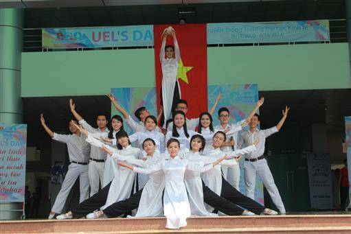 Sinh viên hào hứng với UEL's Day 2014
