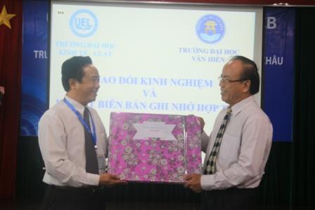 Trường Đại học Kinh tế luật làm việc với Trường Đại học Văn Hiến.