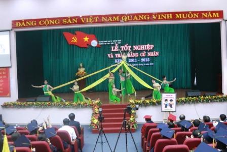 Lễ tốt nghiệp và trao bằng cử nhân khóa 2011 - 2015