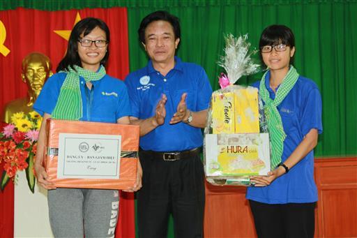 Đảng ủy - Ban Giám hiệu Trường thăm chiến sĩ Mùa hè xanh tại Đồng Tháp