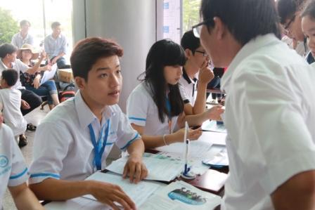 UEL tưng bừng Ngày hội đón tân sinh viên K15