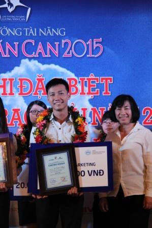 3 sinh viên UEL nhận giải thưởng Lương Văn Can 2015.