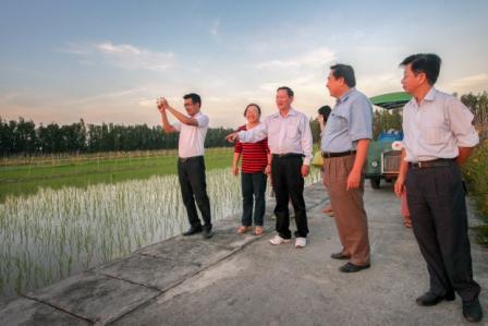 Đoàn công tác Trường Đại học Kinh tế - Luật thăm và làm việc tại Trung tâm nghiên cứu Nông nghiệp Định Thành  và công ty TNHH MTV Thoại Sơn.