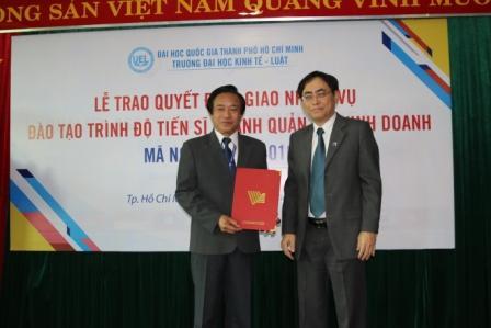 Lễ trao Quyết định Giao nhiệm vụ đào đào trình độ tiến sĩ ngành Quản trị kinh doanh