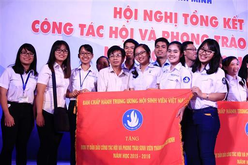 Hội Sinh viên Trường ĐH Kinh tế - Luật xuất sắc đạt danh hiệu Lá cờ đầu năm học 2015 - 2016