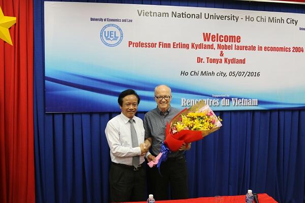 Buổi giao lưu giữa cán bộ, giảng viên, sinh viên và Giáo sư Finn Kydland, Nobel Kinh tế 2004