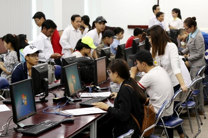 UEL tổ chức nhập học bổ sung đợt 1 tân sinh viên khóa 16