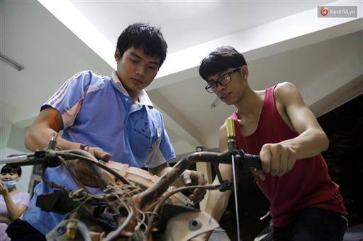 Chuyện chàng thủ khoa Kinh tế - Luật sửa xe miễn phí tại Ký túc xá ĐHQG - HCM