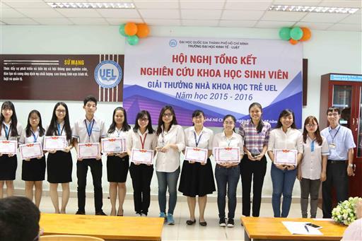 Khen thưởng các sinh viên đạt thành tích cao về nghiên cứu khoa học năm học 2015 - 2016