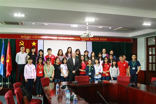 Trường Đại học Kinh tế - Luật tiếp Giám đốc Viện Kế toán công chứng Anh và Xứ Wales (ICAEW)