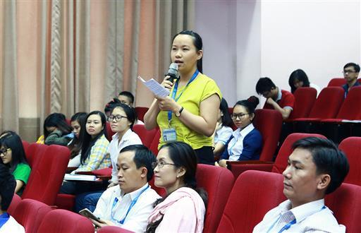 Trao huy hiệu 30 năm tuổi Đảng và triển khai, học tập, quán triệt Nghị quyết Đại hội XII của Đảng; chương trình hành động của Đảng bộ Trường đại học Kinh tế - Luật