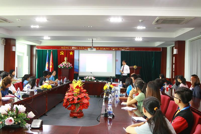 Giáo sư Gary Lit nói chuyện với giảng viên và sinh viên Đại học Kinh tế - Luật về toàn cầu hóa