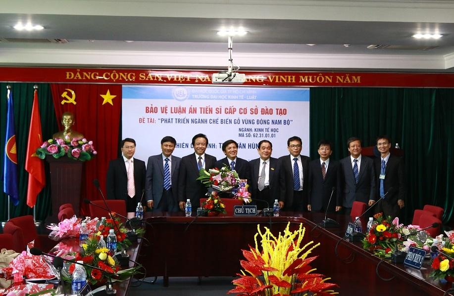 Nghiên cứu sinh Trần Văn Hùng bảo vệ thành công luận án tiến sĩ kinh tế cấp cơ sở đào tạo