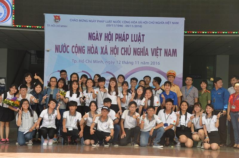 Sinh viên ĐHQG HCM hào hứng với Ngày pháp luật Việt Nam 2016