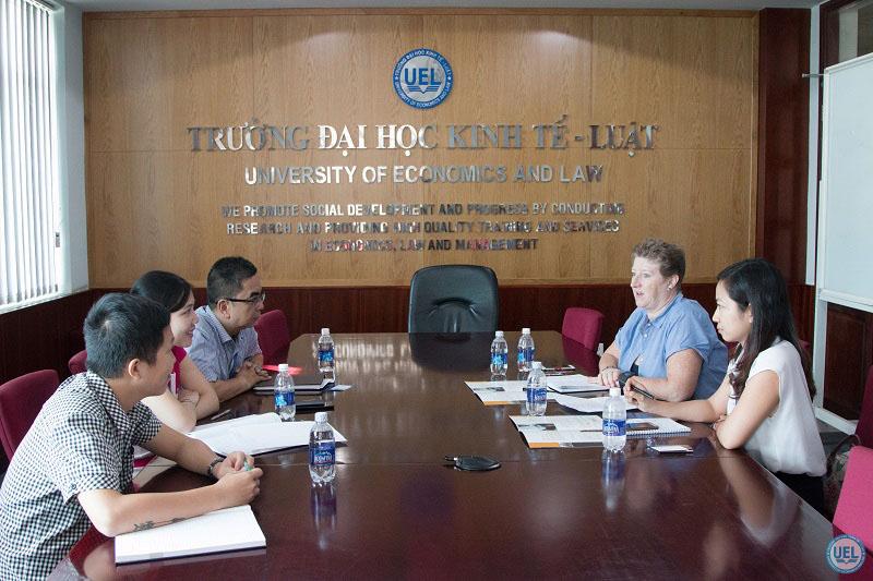 Đại diện Ban Giám hiệu Trường Đại học Kinh tế - Luật tiếp và làm việc với Hội đồng Anh