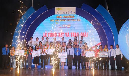 Sinh viên Đại học Kinh tế - Luật xuất sắc với 4 đề tài đoạt giải thưởng Sinh viên nghiên cứu khoa học - Euréka năm 2016