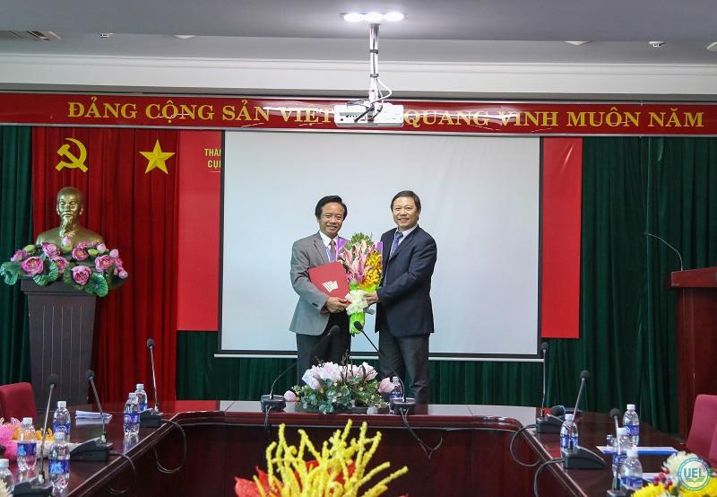 Trao quyết định giao nhiệm vụ đào tạo trình độ thạc sĩ ngành Kế toán tại Trường Đại học Kinh tế - Luật