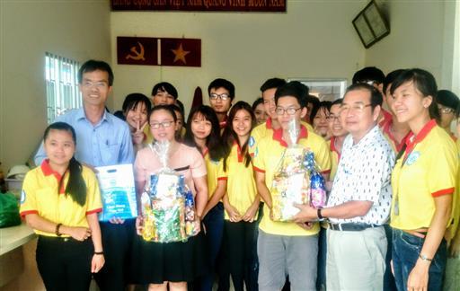 Đảng ủy - Ban Giám hiệu trường thăm chiến sĩ Xuân tình nguyện