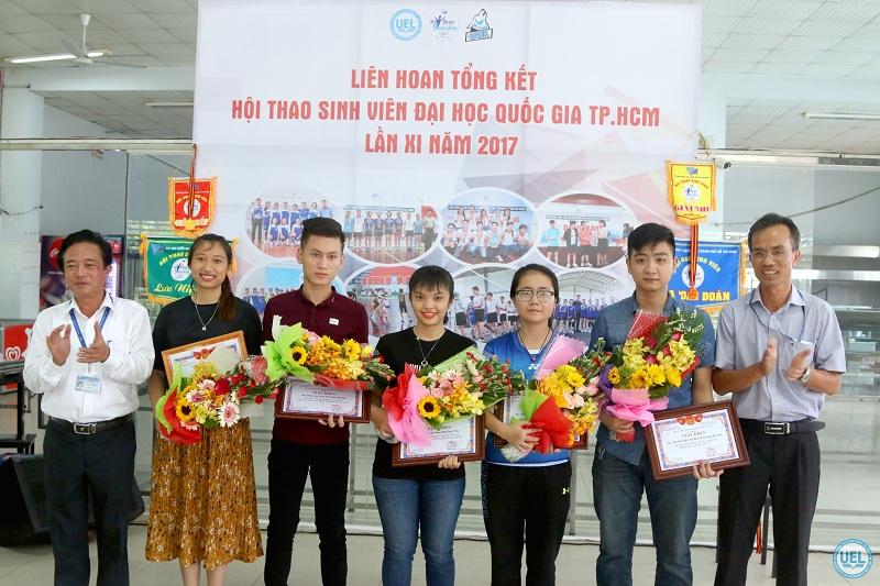 Trường Đại học Kinh tế - Luật khen thưởng tập thể và cá nhân sinh viên đạt thành tích xuất sắc tại "Hội thao sinh viên ĐHQG-HCM lần XI năm 2017"