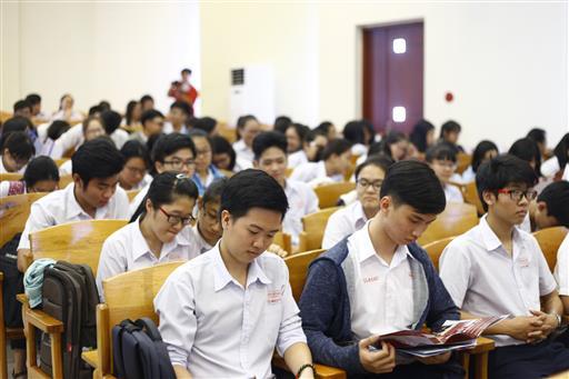 Thông báo tuyển thẳng, ưu tiên xét tuyển và xét tuyển thẳng vào Trường Đại học Kinh tế - Luật năm 2017