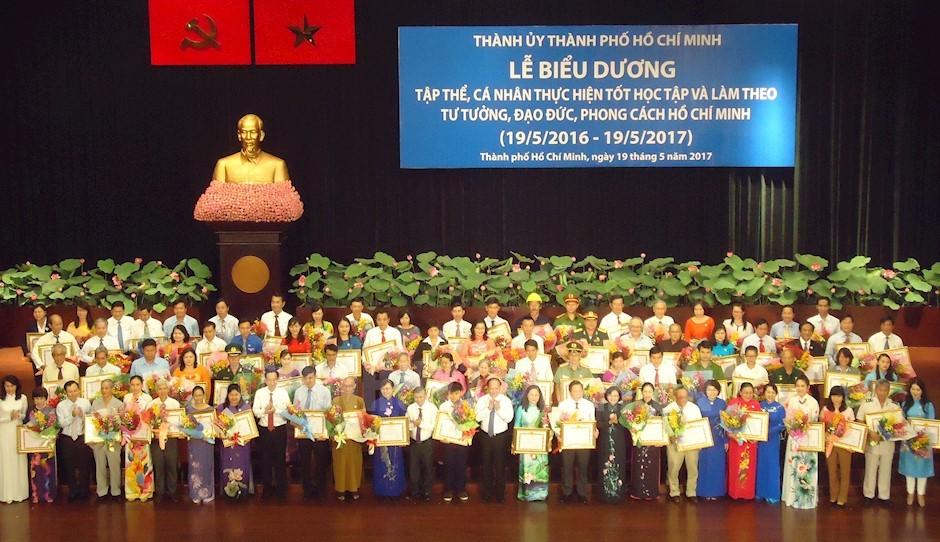 Sinh viên Nguyễn Phát Đạt được Thành ủy TP.HCM tuyên dương là một trong 240 cá nhân học tập và làm theo tư tưởng, đạo đức, phong cách Hồ Chí Minh.