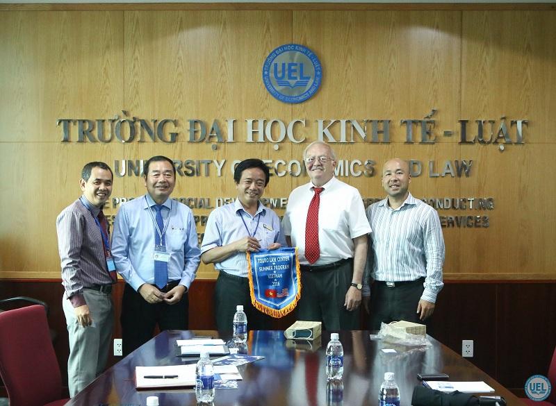 Đại diện Ban Giám hiệu Trường Đại học Kinh tế - Luật tiếp và làm việc với Trường Đại học Touro