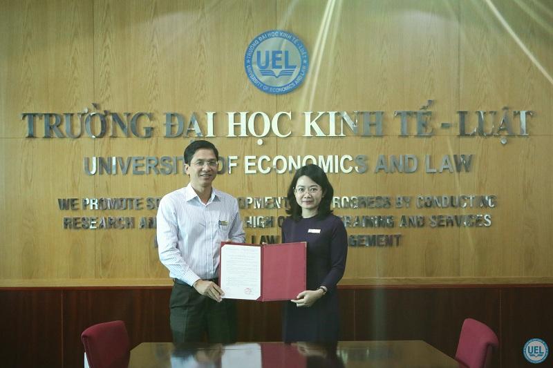 Trao quyết định đổi tên Trung tâm Ngoại ngữ - Tin học và Đào tạo ngắn hạn