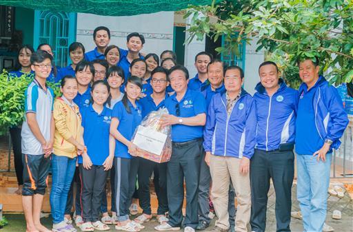 PGS.TS Nguyễn Tiến Dũng thăm động viên chiến sĩ tình nguyện Mùa hè xanh tại mặt trận Bến tre!