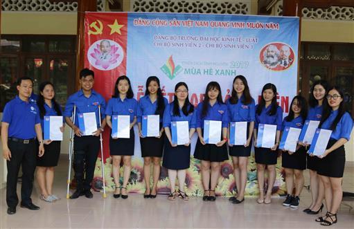 Trường Đại học Kinh tế - Luật kết nạp 11 sinh viên ưu tú vào hàng ngũ Đảng CSVN