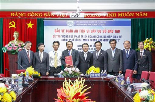 Nghiên cứu sinh Huỳnh Thế Nguyễn bảo vệ thành công luận án tiến sĩ kinh tế cấp cơ sở đào tạo