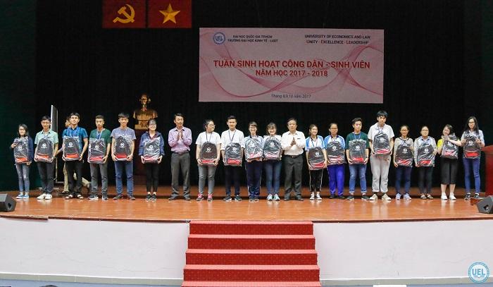 Ban Giám hiệu và các thầy cô gặp gỡ sinh viên K17 chương trình chất lượng cao