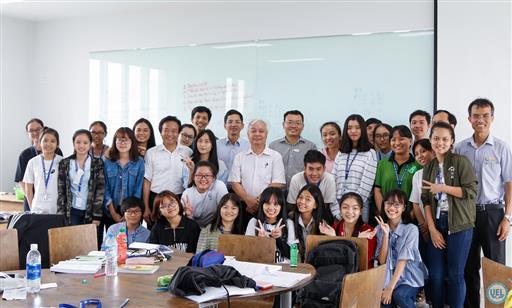 Chủ nhiệm Ủy ban Văn hóa, Giáo dục, Thanh niên, Thiếu niên và Nhi đồng Quốc hội thăm khối nhà học tập KTL.B1