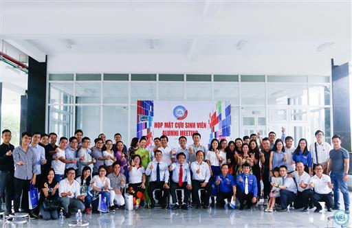 Họp mặt cựu sinh viên nhân kỷ niệm 17 năm Ngày truyền thống Trường Đại học Kinh tế - Luật