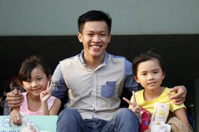 Chàng giảng viên dành tuổi thanh xuân để học cách chung sống với mọi người