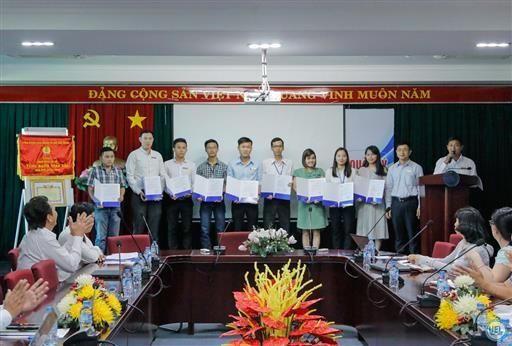Công đoàn Trường Đại học Kinh tế - Luật kết nạp công đoàn viên mới và khen thưởng các cá nhân, tập thể có thành tích xuất sắc