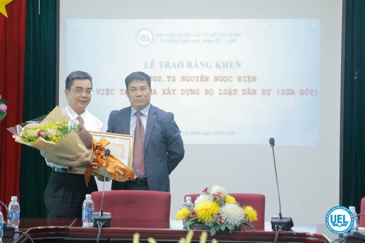 PGS.TS Nguyễn Ngọc Điện nhận bằng khen của Bộ Tư pháp