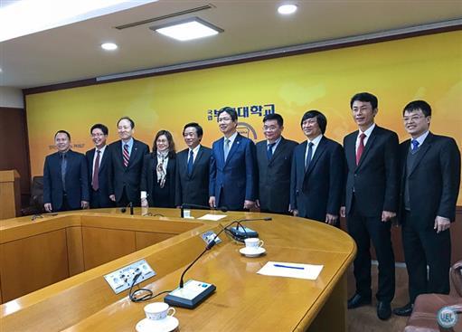 Nhóm nghiên cứu UEL khảo sát kinh nghiệm phát triển nhanh và bền vững của Hàn Quốc và Nhật Bản