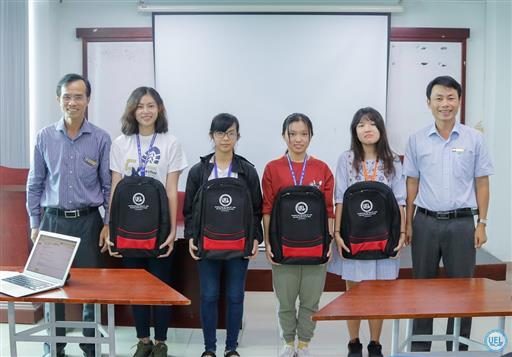 Ban Điều hành đề án chất lượng cao gặp gỡ tân sinh viên K18 lớp chất lượng cao bằng tiếng Anh