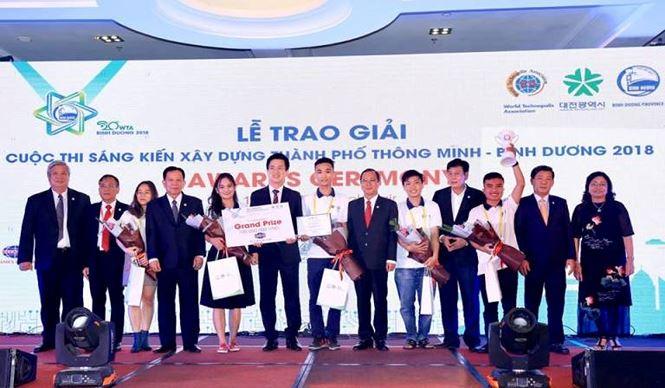 Trường Đại học Kinh tế - Luật về nhất 'Sáng kiến xây dựng TP thông minh'