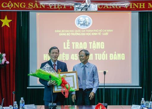 Trao huy hiệu 45 năm tuổi Đảng cho PGS.TS Nguyễn Văn Luân và trao quyết định bổ nhiệm viên chức quản lý