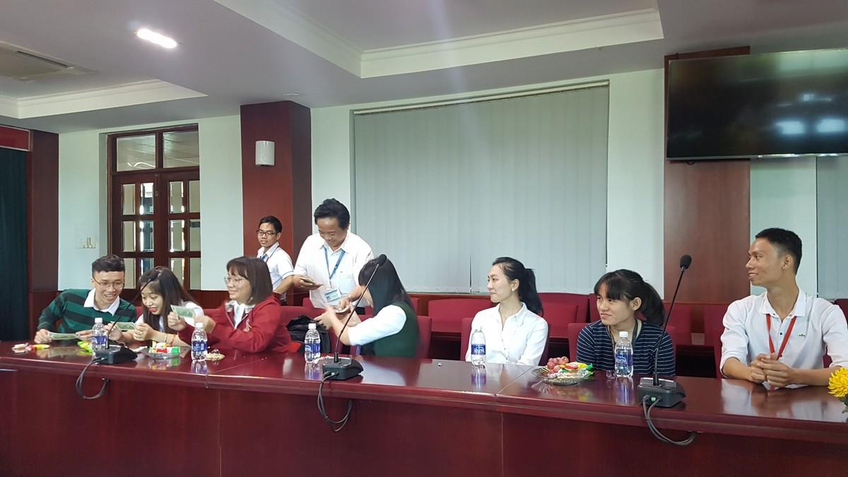 Đảng uỷ - Ban Giám hiệu trường gặp mặt sinh viên đón Tết xa nhà