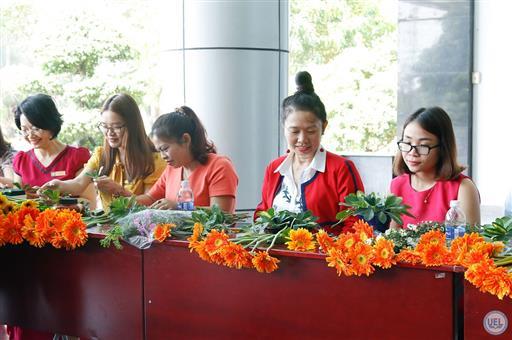 Tọa đàm chia sẻ và hướng dẫn cắm hoa trang trí nhân dịp 8-3