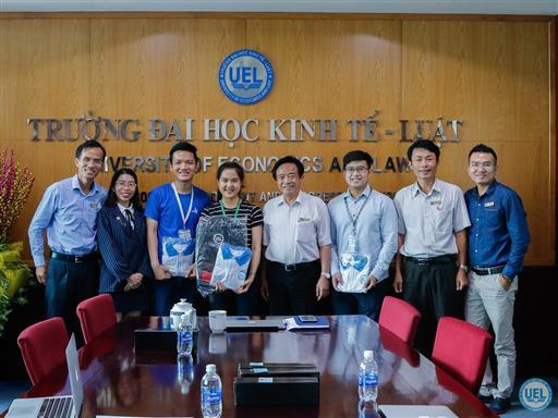 Nhà trường gặp gỡ sinh viên tham dự cuộc thi "Chiến lược kinh doanh khu vực Đông Nam Á" tại Singapore