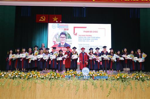 Hình Lễ tốt nghiệp và trao bằng tiến sĩ, thạc sĩ, cử nhân năm 2019