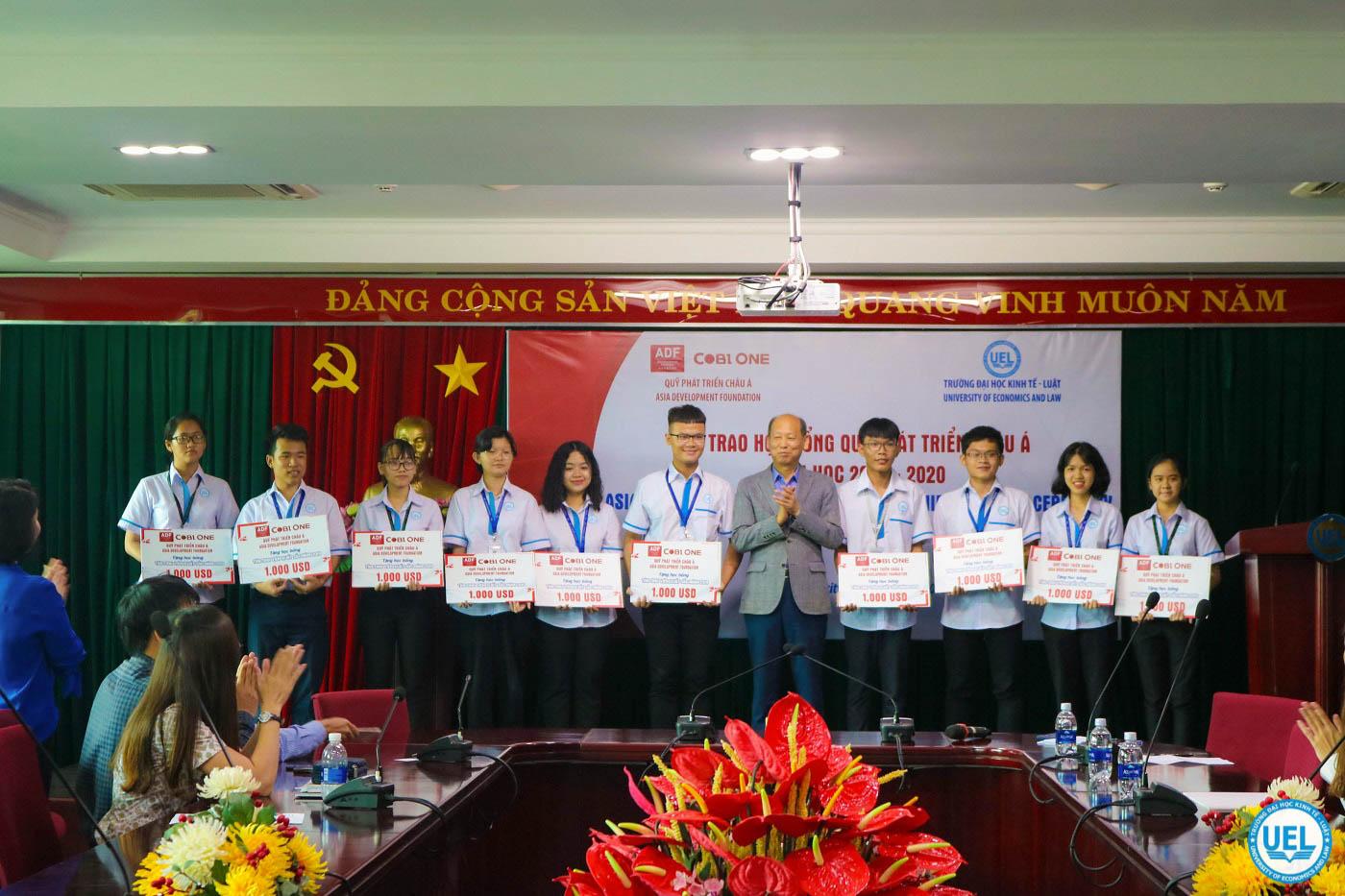 15 sinh viên Trường Đại học Kinh tế - Luật nhận học bổng Tài năng ADF