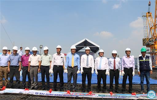 Lễ cất nóc hạng mục công trình khối văn phòng khoa KTL.B2 của UEL