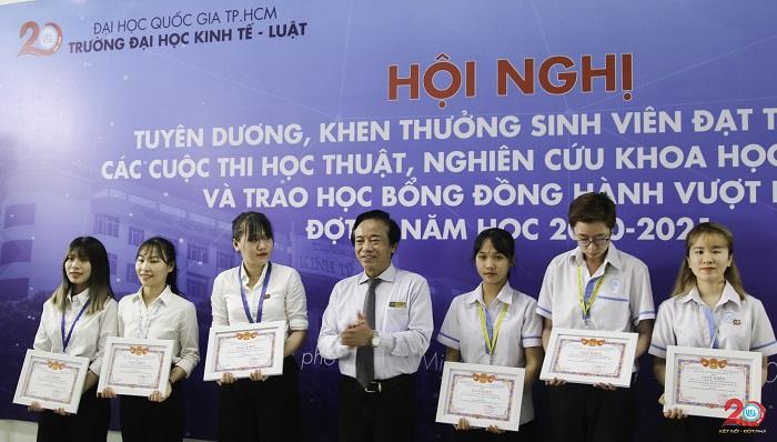 Lễ tuyên dương Khen thưởng Sinh viên có thành tích xuất sắc trong các hoạt động học thuật, NCKH, văn thể mỹ