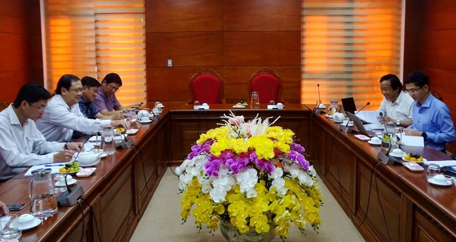 Phó Chủ tịch UBND tỉnh Lê Văn Sử làm việc với Trường Đại học Kinh tế - Luật