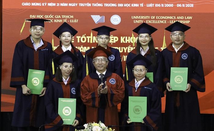 Lễ Tốt nghiệp khóa 17 và kỷ niệm 21 năm Ngày truyền thống Trường Đại học Kinh tế - Luật